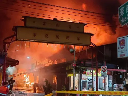▲台北市萬華知名華西街凌晨發生大火，連燒5間店鋪，所幸無人傷亡。（圖／翻攝臉書）