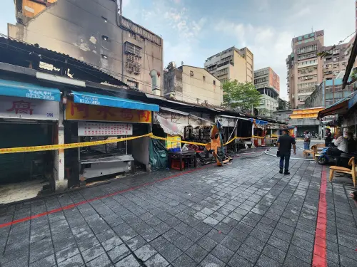 ▲台北市萬華知名華西街凌晨發生大火，連燒5間店鋪，所幸無人傷亡。（圖／翻攝臉書）