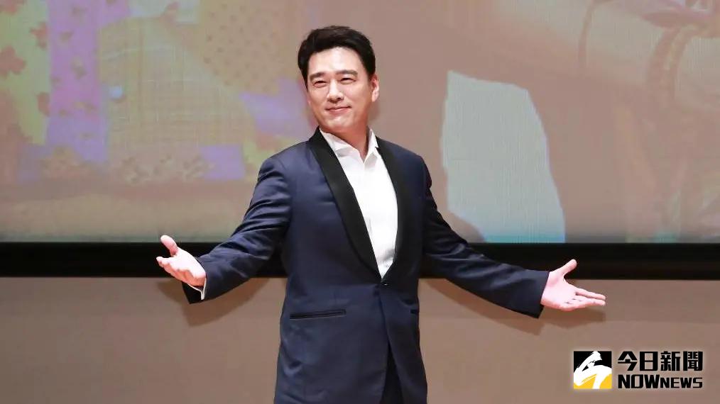 ▲50歲男星王耀慶（如圖）昨（22）日出席受訪，與導演蘇彪一同亮相宣傳新片《“騙騙”喜歡你》，他在新片中飾演「詐騙舅舅」，更大跳王心凌經典歌曲〈愛你〉，引發網路熱議，王耀慶也在訪談中自嘲：「台灣演員便宜又好用，我現在是地板價。」（圖／記者吳翊緁攝）