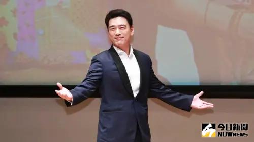 ▲50歲男星王耀慶（如圖）昨（22）日出席受訪，與導演蘇彪一同亮相宣傳新片《“騙騙”喜歡你》，他在新片中飾演「詐騙舅舅」，更大跳王心凌經典歌曲〈愛你〉，引發網路熱議，王耀慶也在訪談中自嘲：「台灣演員便宜又好用，我現在是地板價。」（圖／記者吳翊緁攝）