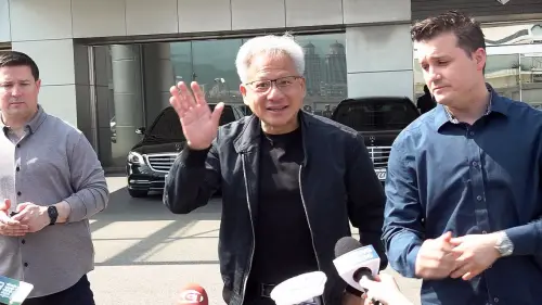 ▲輝達執行長黃仁勳23日將近9點抵達松山機場商務中心，搭乘專機離開台灣。（圖╱記者嚴俊強攝）