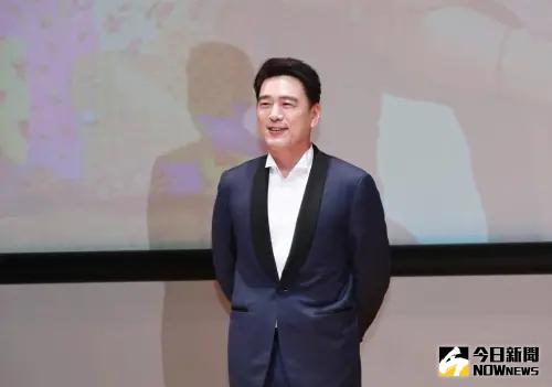 ▲王耀慶自嘲自己現在是「地板價」。(圖/記者吳翊緁攝) ▲王耀慶自嘲自己現在是「地板價」。(圖/記者吳翊緁攝)