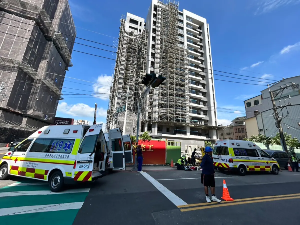 ▲台中一處建案工地驚傳鷹架倒榻工安意外，2人從10樓高鷹架墜落，當場無呼吸心跳，被緊急送醫。（圖／台中市消防局提供）