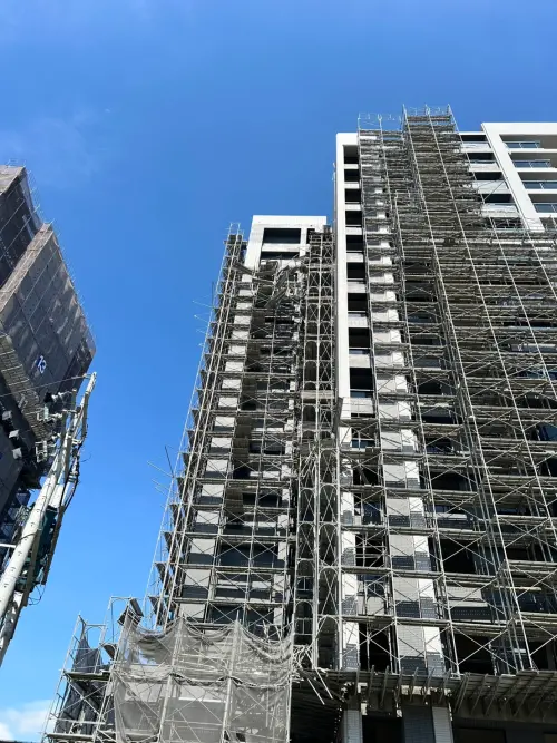 台中一處建案工地驚傳鷹架倒榻工安意外,2人從10樓高鷹架墜落,當場無呼吸心跳,被緊急送醫。(圖/台中市消防局提供) ▲台中一處建案工地驚傳鷹架倒榻工安意外,2人從10樓高鷹架墜落,當場無呼吸心跳,被緊急送醫。(圖/台中市消防局提供)