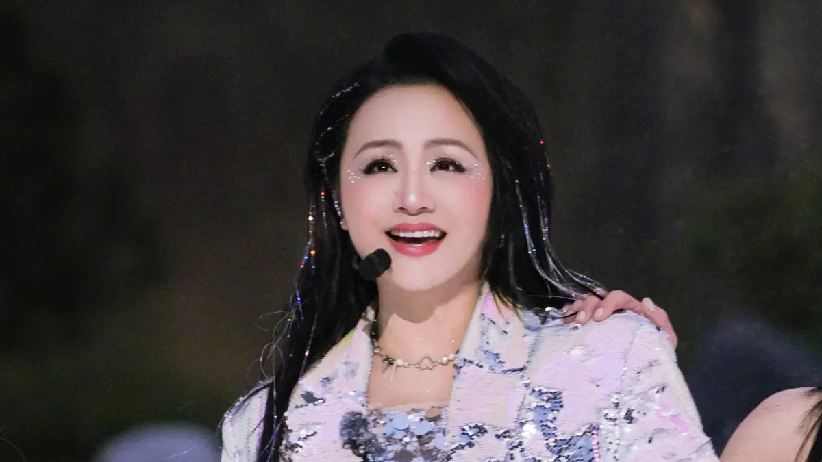 ▲51歲中國女星曹穎在《乘風2025》中自爆自己罹患胃癌，手術後8天就堅持復工，淚訴自己「放不下兒子」，然而此番言論不少網友都不買單，直言：「跟我們老百姓相比，她完全沒什麼好焦慮！」（圖／翻攝自曹穎微博）