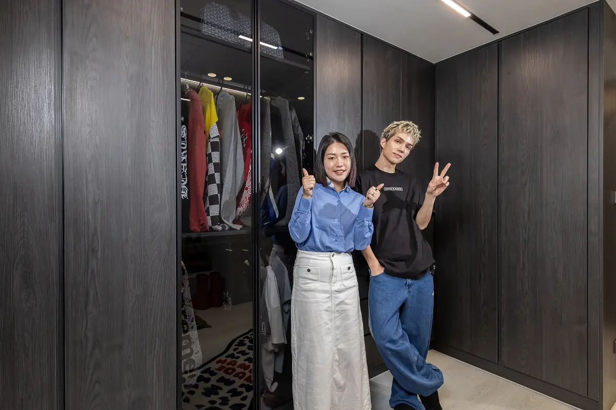 ▲歐德傢俱設計師賴虹儒(左)為潮流創作歌手派偉俊(右)打造冷色系時尚更衣室。（圖／歐德提供）