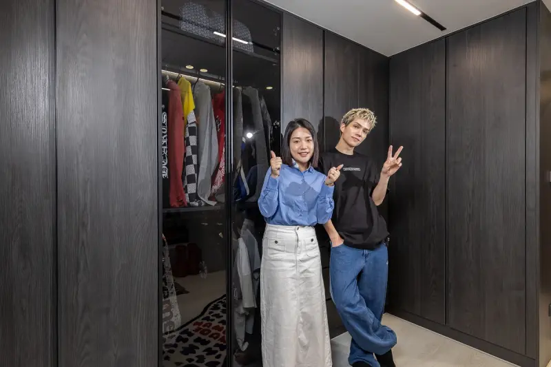 ▲歐德傢俱設計師賴虹儒(左)為潮流創作歌手派偉俊(右)打造冷色系時尚更衣室。（圖／歐德提供）