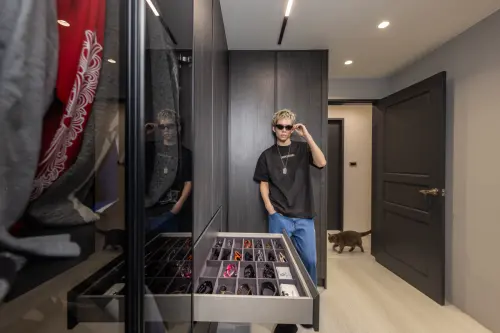 ▲擁有許多眼鏡、皮帶、項鍊等單品的派偉俊，利用抽屜分隔及歐德打造的轉角櫃，讓他收納穿搭好便利。