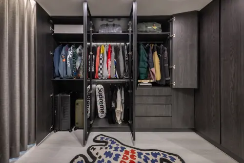 ▲歐德設計充滿個人特色更衣間，讓派偉俊陳列珍藏潮牌及穿搭戰利品，展現時尚品味！