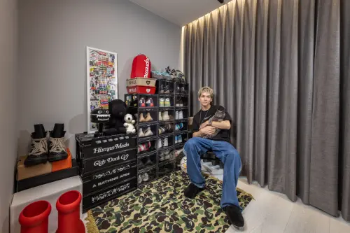 ▲對潮鞋情有獨鍾的派偉俊，抱著愛貓坐在角落收藏區，期待未來歐德可以幫他優化升級。