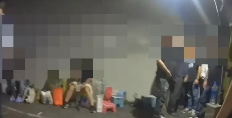 ▲有4名黑衣騎士行經台北看守所前嗆聲，惹怒靜坐民眾，雙方爆發口角，警方到場後將4人依恐嚇罪移送法辦。（圖／警方提供）