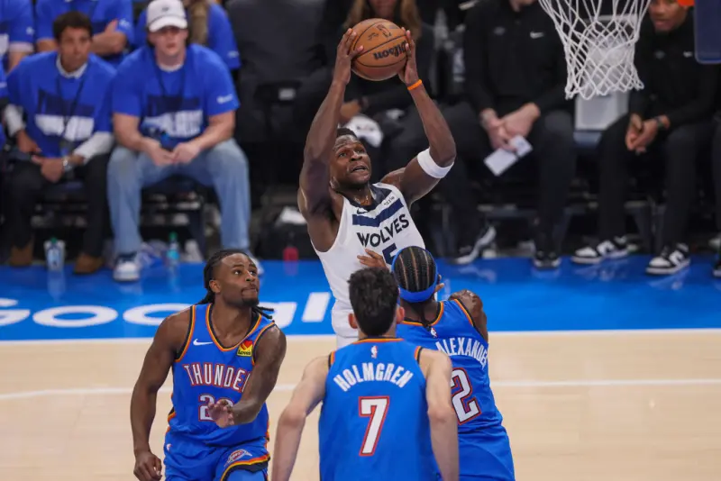 ▲明尼蘇達灰狼再度作客挑戰奧克拉荷馬雷霆，卻再次遭遇強勢碾壓，最終以103：118不敵對手，系列賽陷入0：2落後的困境。（圖／美聯社／達志影像）