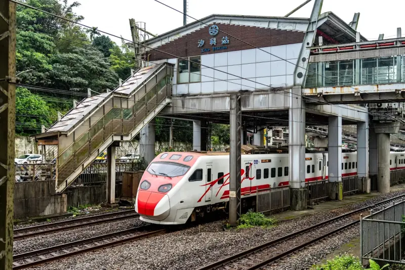 ▲近一年北北基桃台鐵房市熱門交易站點，其中新北汐止「汐科站」最多人買房，房價每坪約是松山車站的6折（圖／Google評價）