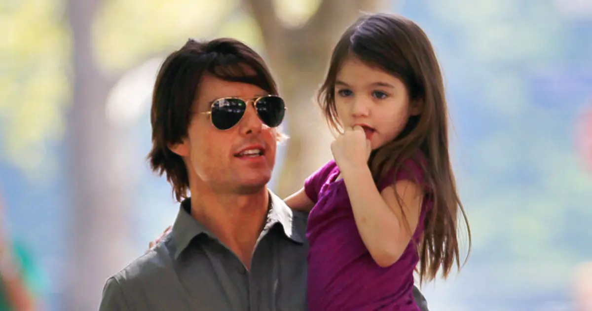 ▲湯姆克魯斯聽到關於「父親節」的問題，一時笑容有點僵掉，答案也讓網友覺得不滿意，認為他不是好父親，外界也傳他和他的親生女兒舒莉已經多年未見面。（圖／摘自E! News YT頻道）