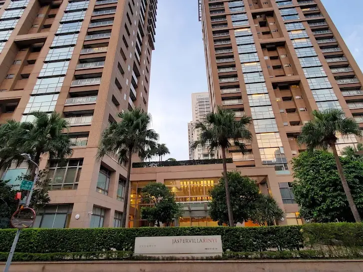 ▲台北信義計畫區內的「新光信義傑仕堡」，3樓戶租客每月78萬、年花936萬元租屋，創租金實價登錄歷史紀錄。（圖／Google評價）