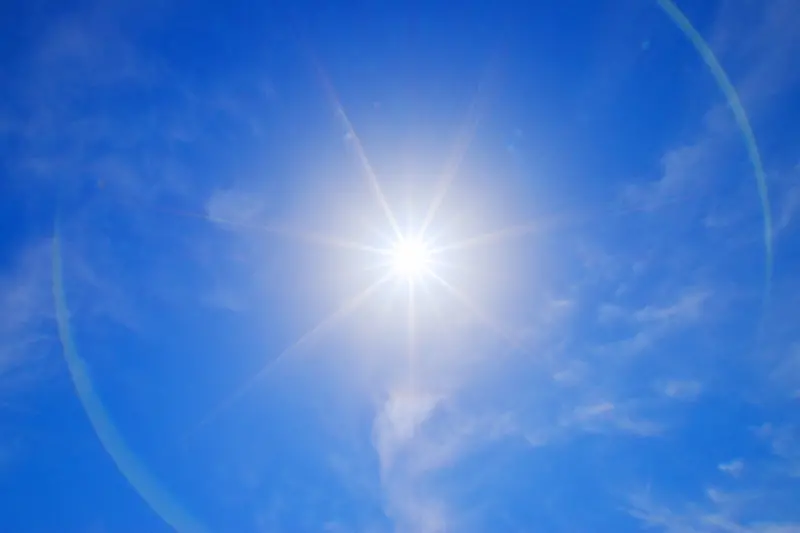 ▲天氣好熱，有網友詢問，頂樓跟西曬房要選那一種房型比較不熱，過來人馬上建議選西曬。（示意圖／取自photoAC）