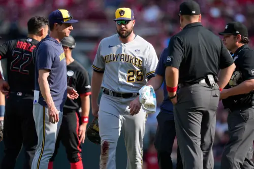 ▲MLB前密爾瓦基釀酒人球員Darin Ruf，在美國時間2023年6月2日，客場對上辛辛那提紅人的比賽中，在守備時不慎撞上界外區的防水布滾筒，由於未加裝護墊，導致Ruf右膝嚴重受傷，進而導致球員生涯提前結束，事發近2年後，Ruf正式提告紅人球團。（圖／美聯社／達志影像）