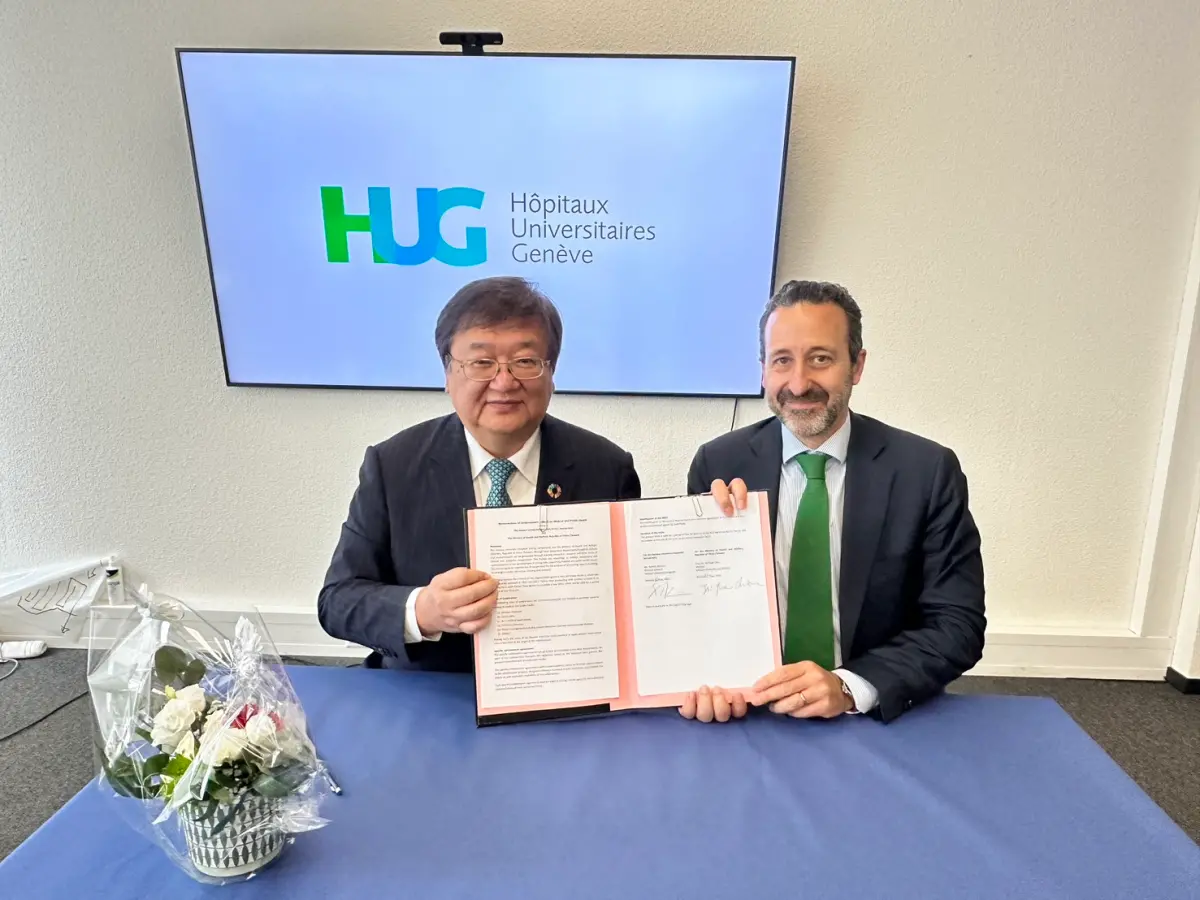 ▲衛生福利部長邱泰源（左）與日內瓦大學醫院Robert Mardini院長（右）共同簽署，象徵雙邊長期合作邁入新里程碑。（圖／衛福部）