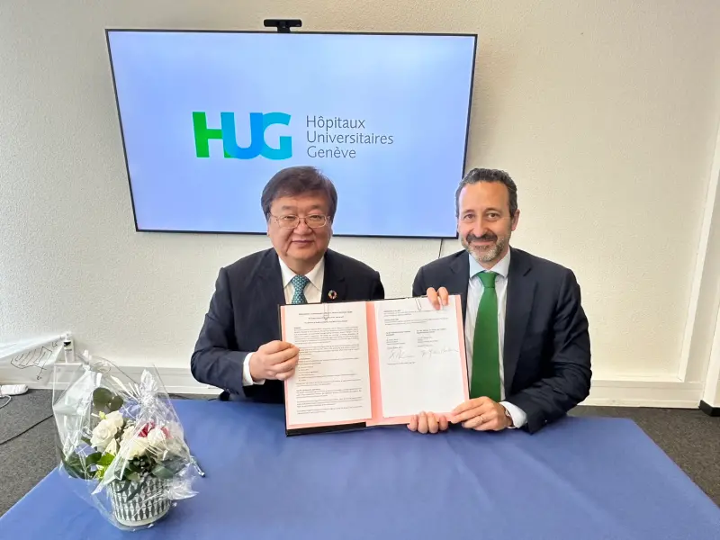 ▲衛生福利部長邱泰源（左）與日內瓦大學醫院Robert Mardini院長（右）共同簽署，象徵雙邊長期合作邁入新里程碑。（圖／衛福部）