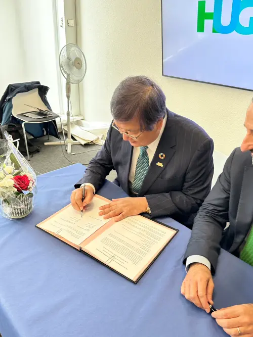 ▲衛生福利部長邱泰源簽署公衛及醫療合作備忘錄(MOU)。(圖/衛福部) ▲衛生福利部長邱泰源簽署公衛及醫療合作備忘錄(MOU)。(圖/衛福部)