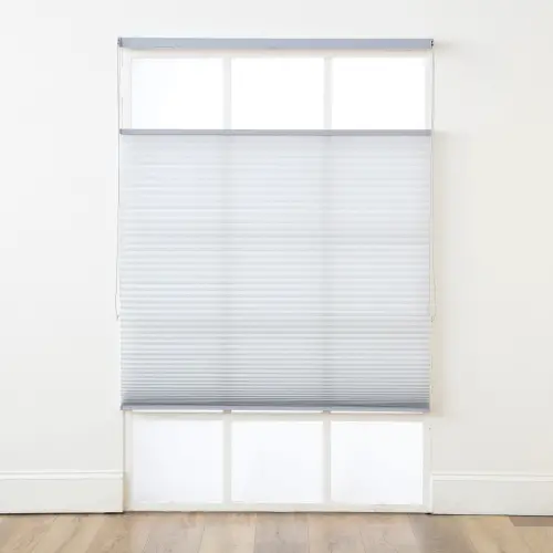 ▲遮光隔熱蜂巢簾的蜂巢格設計能達成日常隔音降噪及隔熱節能。（圖／特力屋提供）