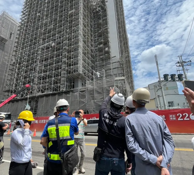 台中建案鷹架倒塌！工人13樓墜落釀2死2傷　遭勒令停工、重罰48萬