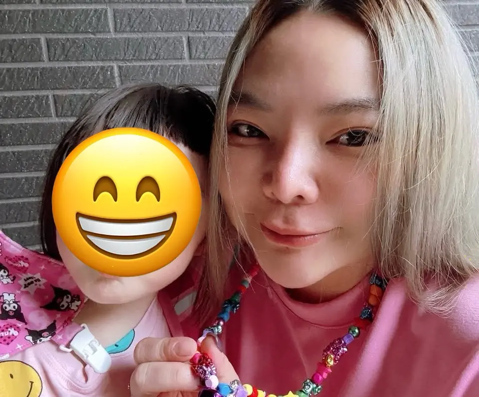 ▲小甜甜（右）自揭已是全職媽媽，甘心犧牲自己時間照顧女兒「米苔目」，認為錯過孩子成長就再也沒機會彌補，也感謝女兒溫暖自己的人生。（圖／摘自FB）