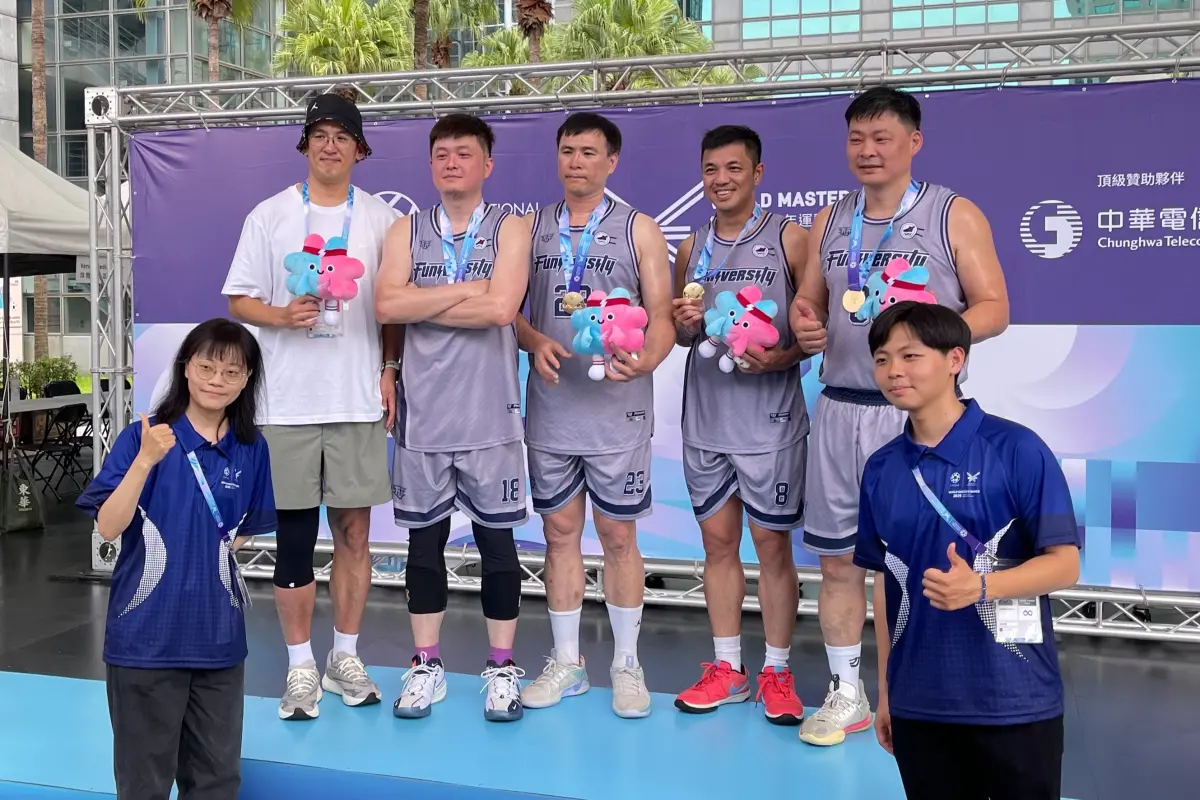 ▲NOWnews今日新聞潮鞋小單元《鞋槓人生》的主持人「鞋頭18哥」陳允湟（後排左2）在2025年世界壯年運動會（WorldMastersGames）40+歲組籃球賽中，率領台灣隊激戰蒙古隊並成功奪金，同時也拿下45+歲組金牌。（圖／鞋頭18哥提供）