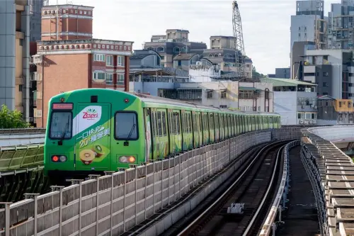 ▲北捷最近跟Zespri奇異果合作推出限時1個月的活動，在淡水信義線打造專屬「營養快充列車」，有紅磚地板也有水磨石地板，相當新奇。（圖/Zespri奇異果提供）