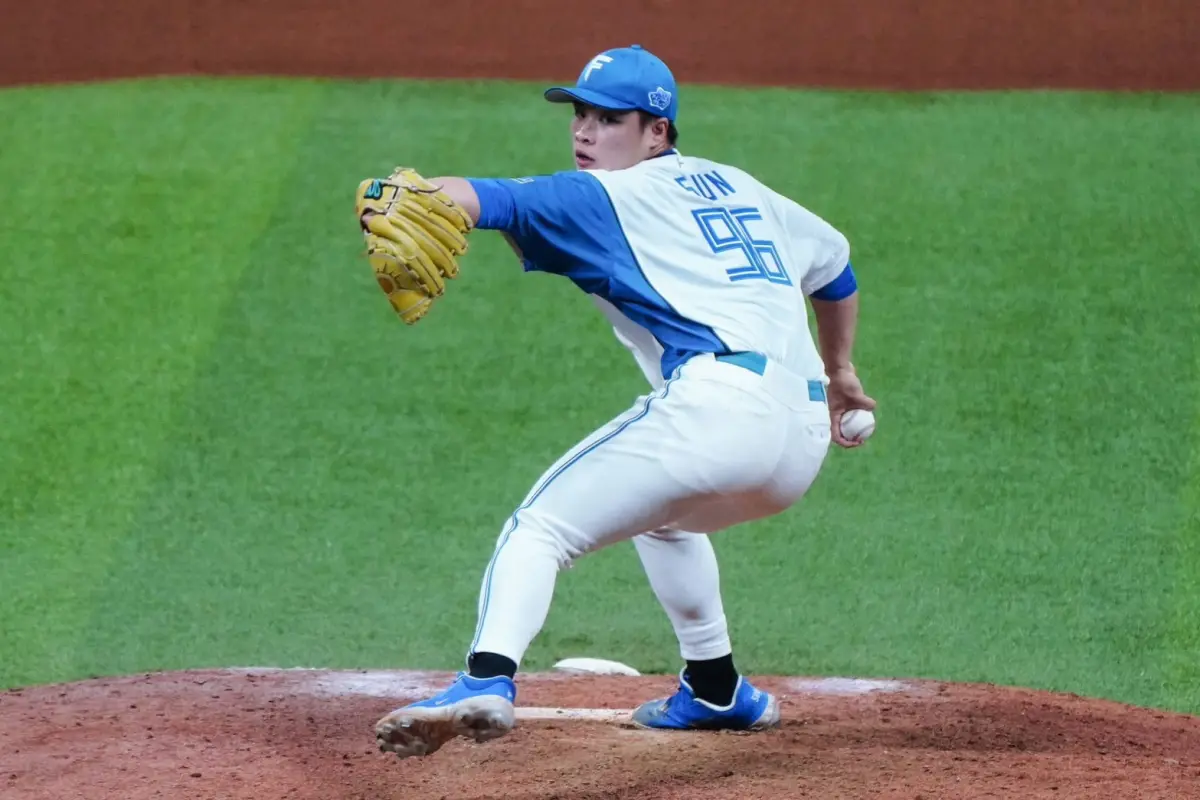 ▲效力於日本職棒北海道日本火腿鬥士的20歲台灣年輕好手孫易磊，在二軍調整近2個月，終於在日前重返一軍，他將於11日與目前暫居龍頭的福岡軟體銀行鷹3連戰系列戰中，迎來日職一軍生涯先發首秀。（圖／悍創運動行銷提供）