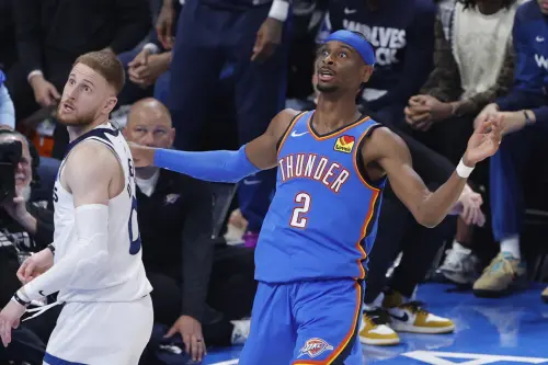 ▲NBA奧克拉荷馬雷霆一哥Shai Gilgeous-Alexander(SGA)近期因頻繁獲得罰球機會而引發爭議,但前NBA資深裁判Steve Javie出面緩頰,強調SGA並非球迷口中的「罰球商人」,而是憑藉自身實力迫使對手犯規。(圖/路透/達志影像) ▲NBA奧克拉荷馬雷霆一哥Shai Gilgeous-Alexander(SGA)近期因頻繁獲得罰球機會而引發爭議,但前NBA資深裁判Steve Javie出面緩頰,強調SGA並非球迷口中的「罰球商人」,而是憑藉自身實力迫使對手犯規。(圖/路透/達志影像)