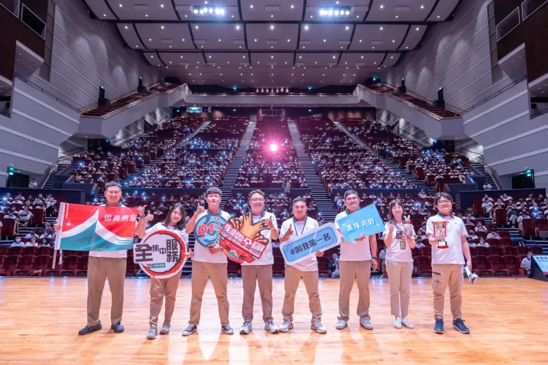 ▲信義房屋明華博愛店主任莊浚禾（左三）靠著「神隊友」，從入行時的房市小白，躍升為公司業績名列前茅的出色業務。圖為他與同事一起登上全公司頒獎舞台。（圖／信義房屋提供）