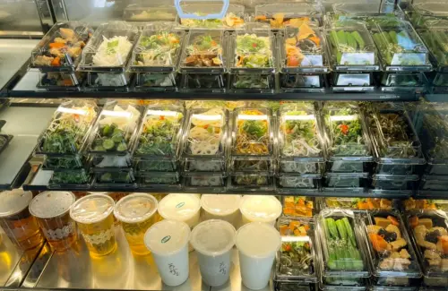 八方雲集旗下品牌「芳珍蔬食」主打現代蔬食。(圖/芳珍蔬食臉書) ▲八方雲集旗下品牌「芳珍蔬食」主打現代蔬食。(圖/芳珍蔬食臉書)