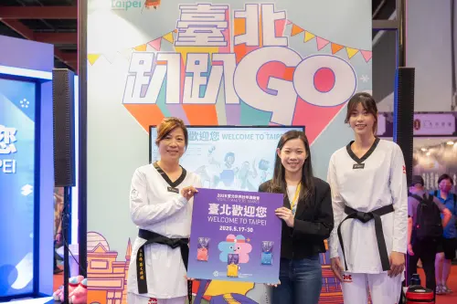 ▲觀傳局余祥局長（中）贈送壯寶御守，祝福即將出賽世壯運的何千金女士旗開得勝。