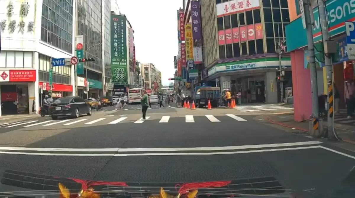 又是高齡駕駛肇事！北市重慶南路5車連環撞 7旬翁紅燈暴衝釀8傷
