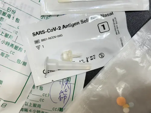 新冠疫情再度升溫,哪裡可以打疫苗?哪些醫療單位有快篩試劑?疾管署官網一鍵就可以查詢。(圖/記者周淑萍攝) ▲新冠疫情再度升溫,哪裡可以打疫苗?哪些醫療單位有快篩試劑?疾管署官網一鍵就可以查詢。(圖/記者周淑萍攝)