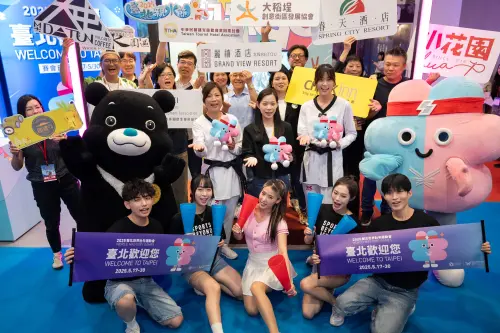 ▲臺北市觀光傳播局余祥局長（中排右三）攜手在地優質品牌共同為「臺北館」開幕。（圖／北市觀傳局提供）