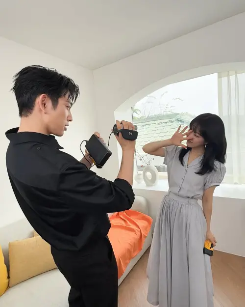 ▲朴寶英(右)、朴珍榮幫彼此拍男女友視角照片,CP感滿滿。(圖/朴珍榮IG) ▲朴寶英(右)、朴珍榮幫彼此拍男女友視角照片,CP感滿滿。(圖/朴珍榮IG)