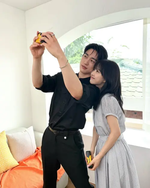 ▲▼朴寶英、朴珍榮貼臉、戳臉樣樣來。(圖/朴珍榮、朴寶英IG) ▲▼朴寶英、朴珍榮貼臉、戳臉樣樣來。(圖/朴珍榮、朴寶英IG)