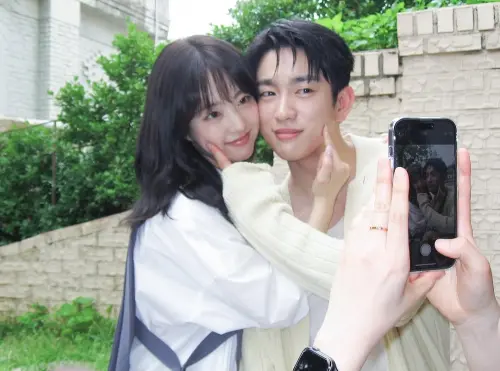 ▲▼朴寶英、朴珍榮貼臉、戳臉樣樣來。(圖/朴珍榮、朴寶英IG) ▲▼朴寶英、朴珍榮貼臉、戳臉樣樣來。(圖/朴珍榮、朴寶英IG)