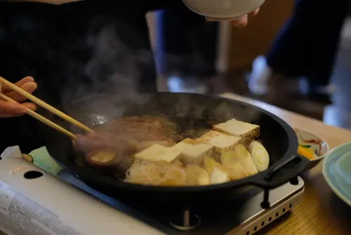 ▲包含黑毛和牛、豆腐、野菜等都是現涮現吃，鹹甜濃郁的滋味相當下飯。（圖／記者葉盛耀攝）