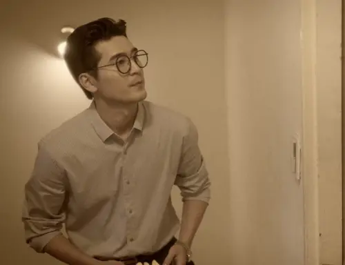 ▲涂善存在〈阿爸的話〉MV中分是父子兩角,是演技上的挑戰。(圖/甲上娛樂提供) ▲涂善存在〈阿爸的話〉MV中分是父子兩角,是演技上的挑戰。(圖/甲上娛樂提供)