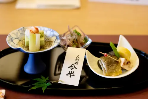 ▲套餐中還包含精緻的前菜，小巧爽口。（圖／記者葉盛耀攝）