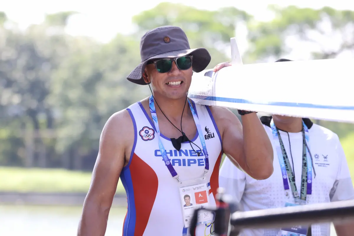 ▲在2025年雙北世壯運划船賽場上，三屆奧運國手汪明輝今（23日）在單人雙槳男子36+組淘汰賽首戰失利，不敵日本選手笠谷勇希。汪明輝坦言因「胖了6公斤」導致速度下滑，無奈表示後續需連闖三關才有望奪牌。（圖／世壯運執委會提供）