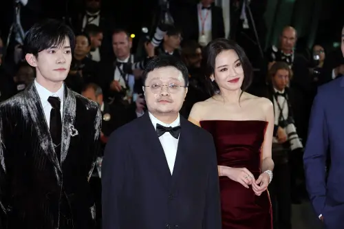 ▲易烊千璽（左起）、畢贛易烊、舒淇走上坎城紅毯。（圖／AP美聯社）