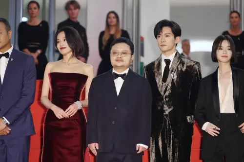 ▲易烊千璽（上圖左起）、畢贛易烊、舒淇走上坎城紅毯。（圖／AP美聯社）