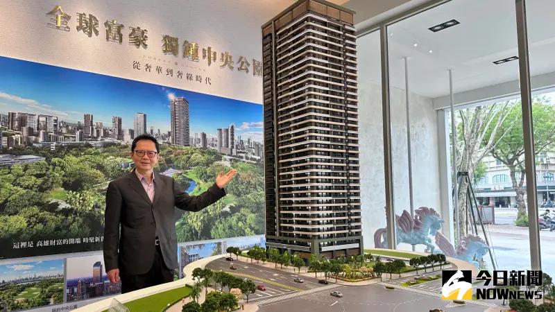 ▲興富發代銷事業單位特助苗青德指出，「中山鉑悦」基地座落於中山一路首排、高雄最美的綠廊道民生圓環旁，緊鄰3萬8千坪中央公園，集合地段、綠意人文、機能、交通四大優勢。（圖／記者陳美嘉攝）