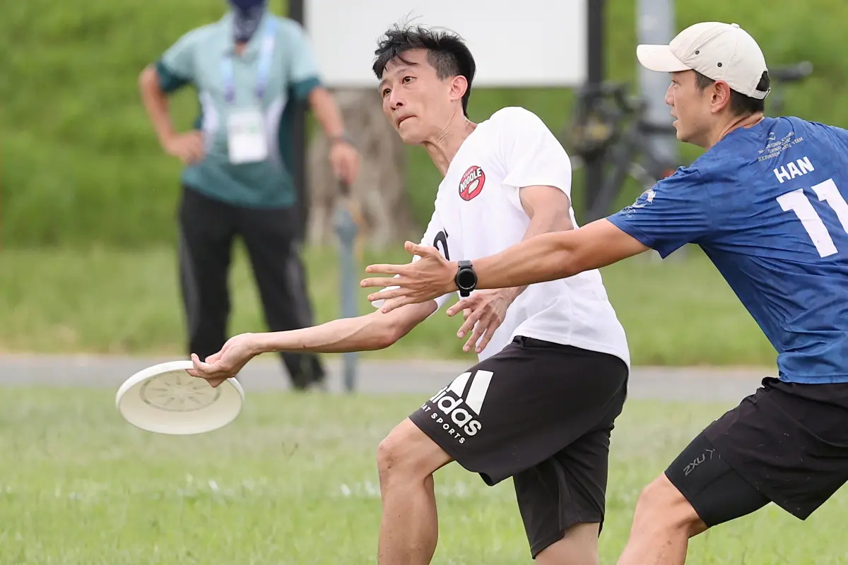 ▲來自信義區燒臘店老闆張致軒，因一張「老闆世壯運丟飛盤」的店休公告意外爆紅，成為2025雙北世界壯年運動會（WorldMastersGames）最具話題性的選手之一。他今（22日）率「TeamNoodle」出戰飛盤爭奪賽，希望藉自身參與，推廣世壯運「挑戰無年齡、運動無極限」的精神。（圖／世壯運執委會提供）