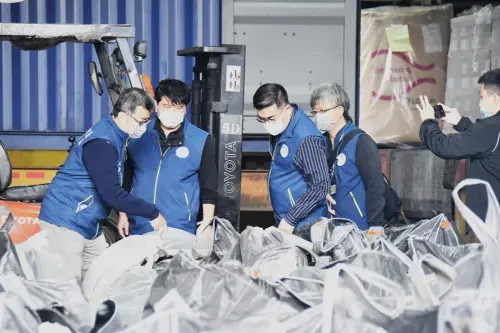 ▲環檢警再次攜手出擊，破獲廠房筏基非法掩埋千噸廢棄物。圖為環境部長彭啓明親自赴現場勘查。（圖／環境部）