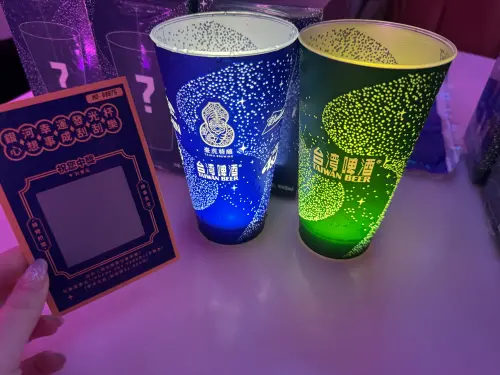 ▲家樂福購買任一件啤酒99元加價購銀河幸運發光杯，隱藏版內附刮刮卡，有機會刮中iPhone 16e／125g。（圖／記者鍾怡婷攝）